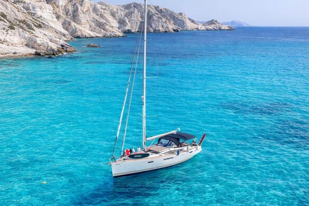 Ιδιωτική πολυτελής ιστιοπλοΐα γύρω από τη Μήλο: Κλέφτικο, Πολύαιγος, Σαρακήνικο και πολλά άλλα!