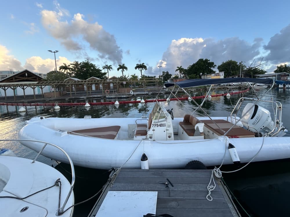 Alquiler de lancha motora por día completo en Pointe-à-Pitre.