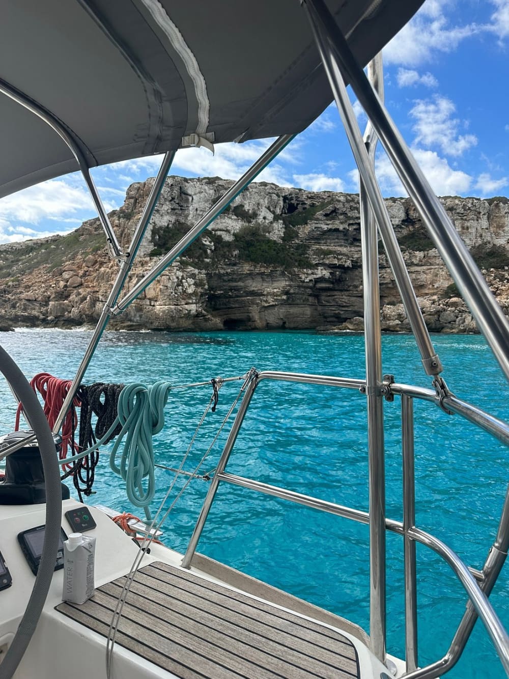 Erkunden Sie Mallorca und genießen Sie einen ganzen Tag auf einem Segelboot.