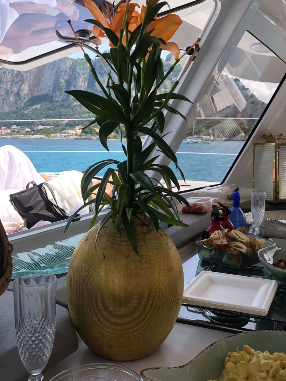 Scopri Palermo a bordo di un catamarano per un'intera giornata.