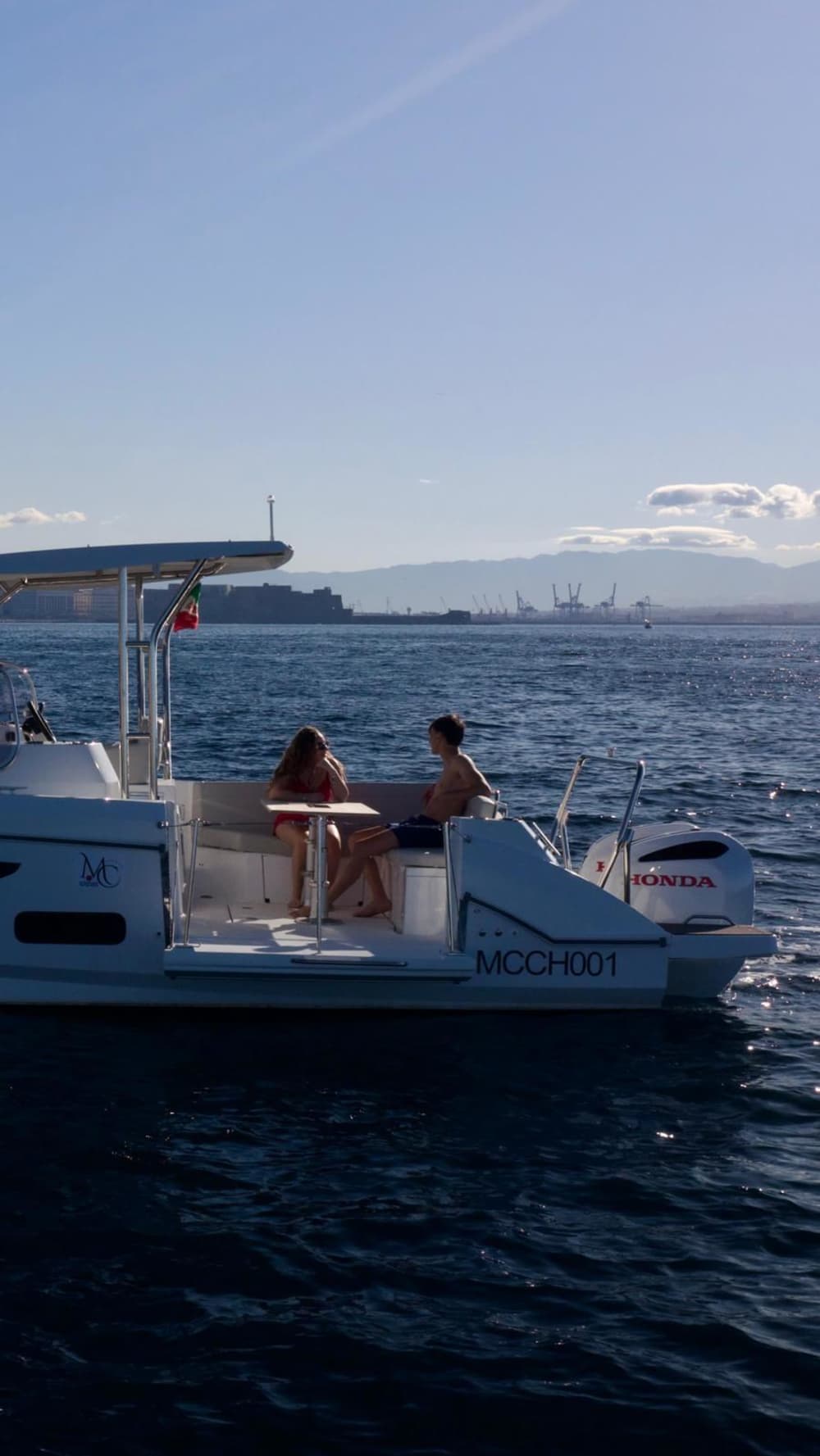 Neapel entdecken: Ein sonniger Tag auf einem Motorboot