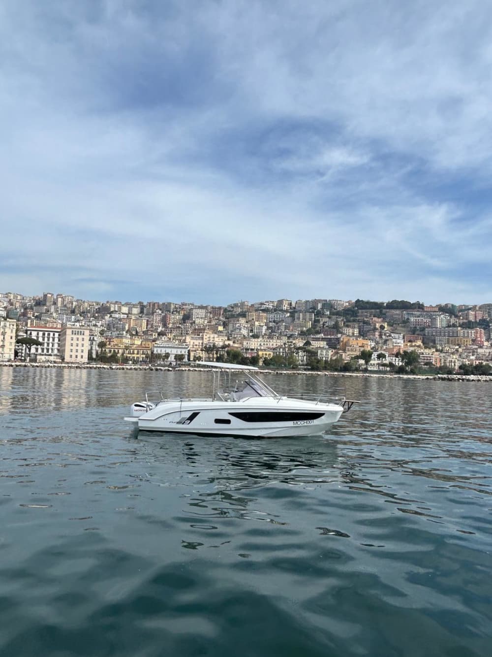 Neapel entdecken: Ein sonniger Tag auf einem Motorboot