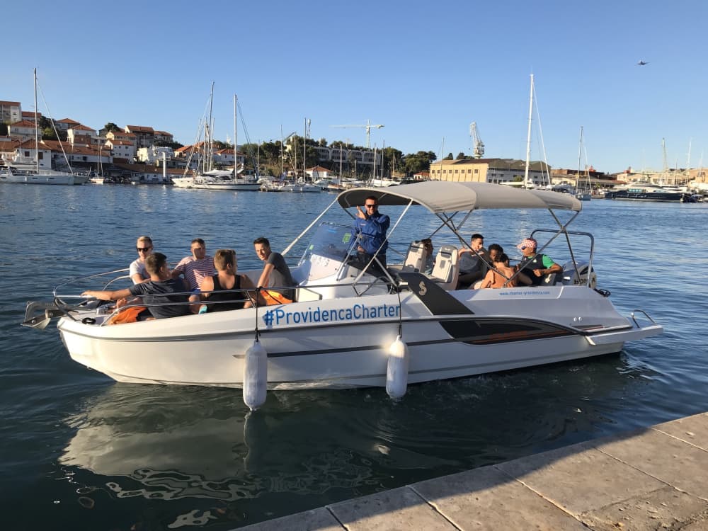 Découvrez Trogir : une journée ensoleillée en bateau à moteur