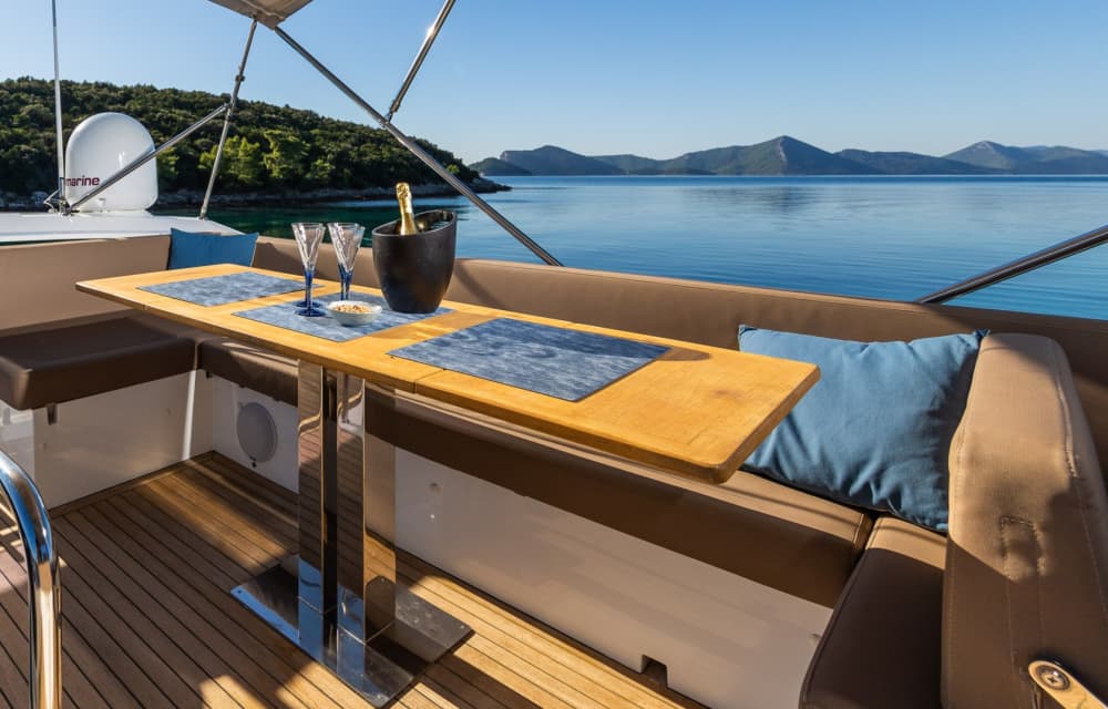 Explora el condado de Dubrovnik-Neretva en barco: Un día completo en el agua a bordo de una lancha motora.