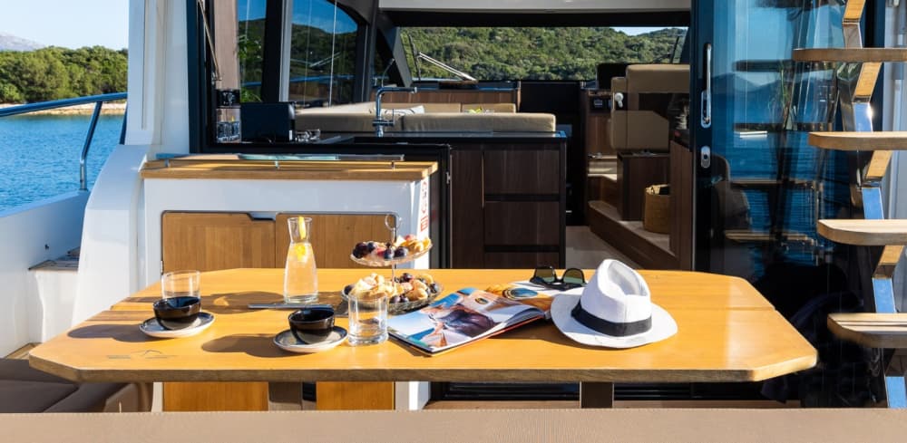 Explora el condado de Dubrovnik-Neretva en barco: Un día completo en el agua a bordo de una lancha motora.