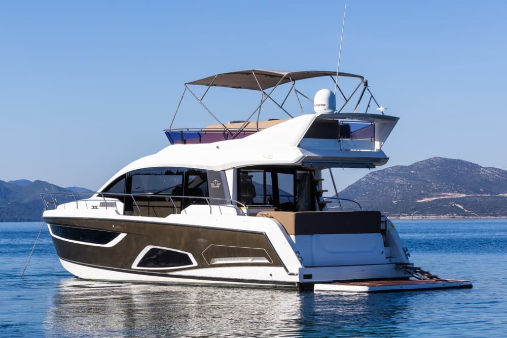 Explora el condado de Dubrovnik-Neretva en barco: Un día completo en el agua a bordo de una lancha motora.