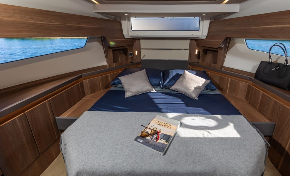 Explora el condado de Dubrovnik-Neretva en barco: Un día completo en el agua a bordo de una lancha motora.