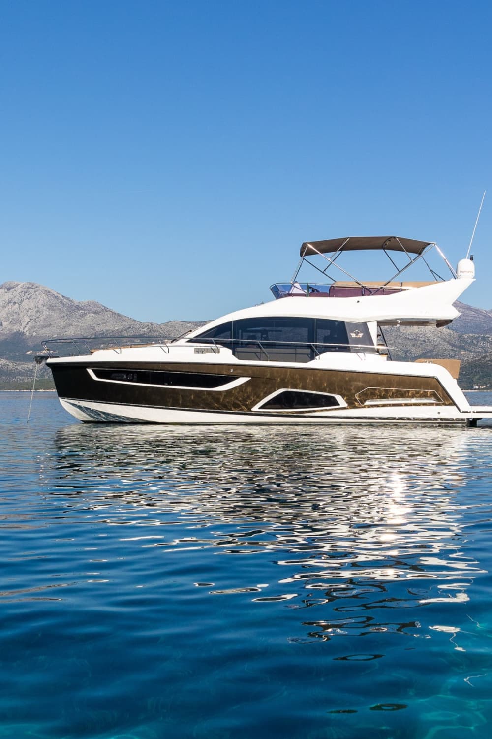 Explora el condado de Dubrovnik-Neretva en barco: Un día completo en el agua a bordo de una lancha motora.