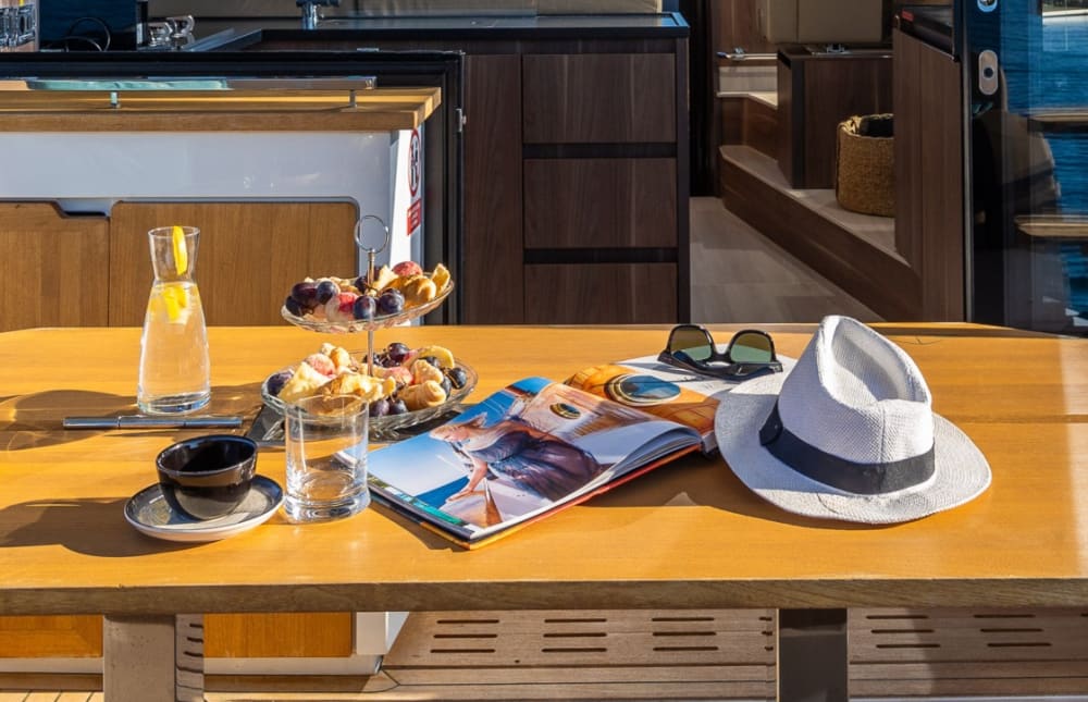 Explora el condado de Dubrovnik-Neretva en barco: Un día completo en el agua a bordo de una lancha motora.