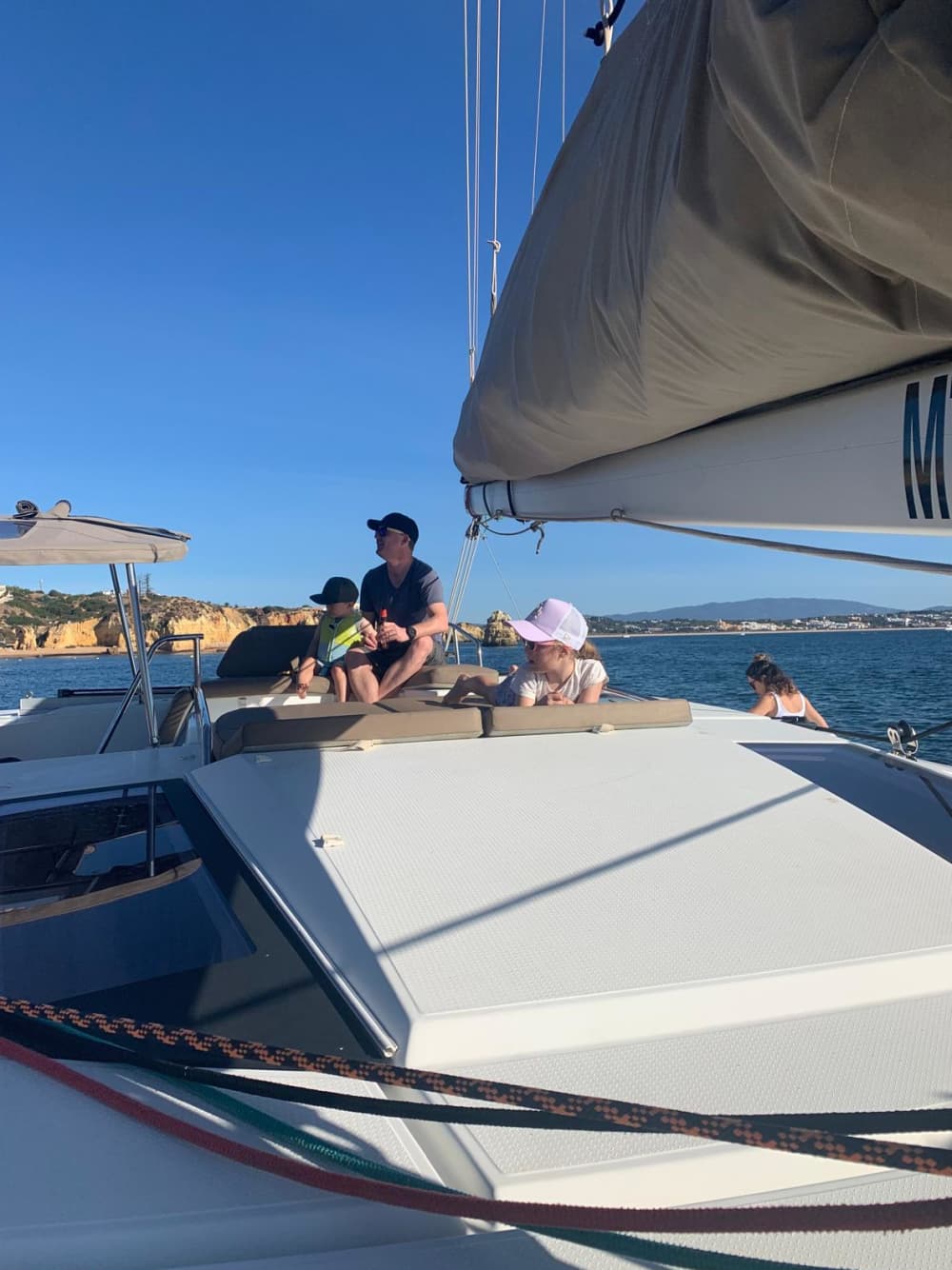 Goditi un'intera giornata di navigazione a Lagos su un catamarano.