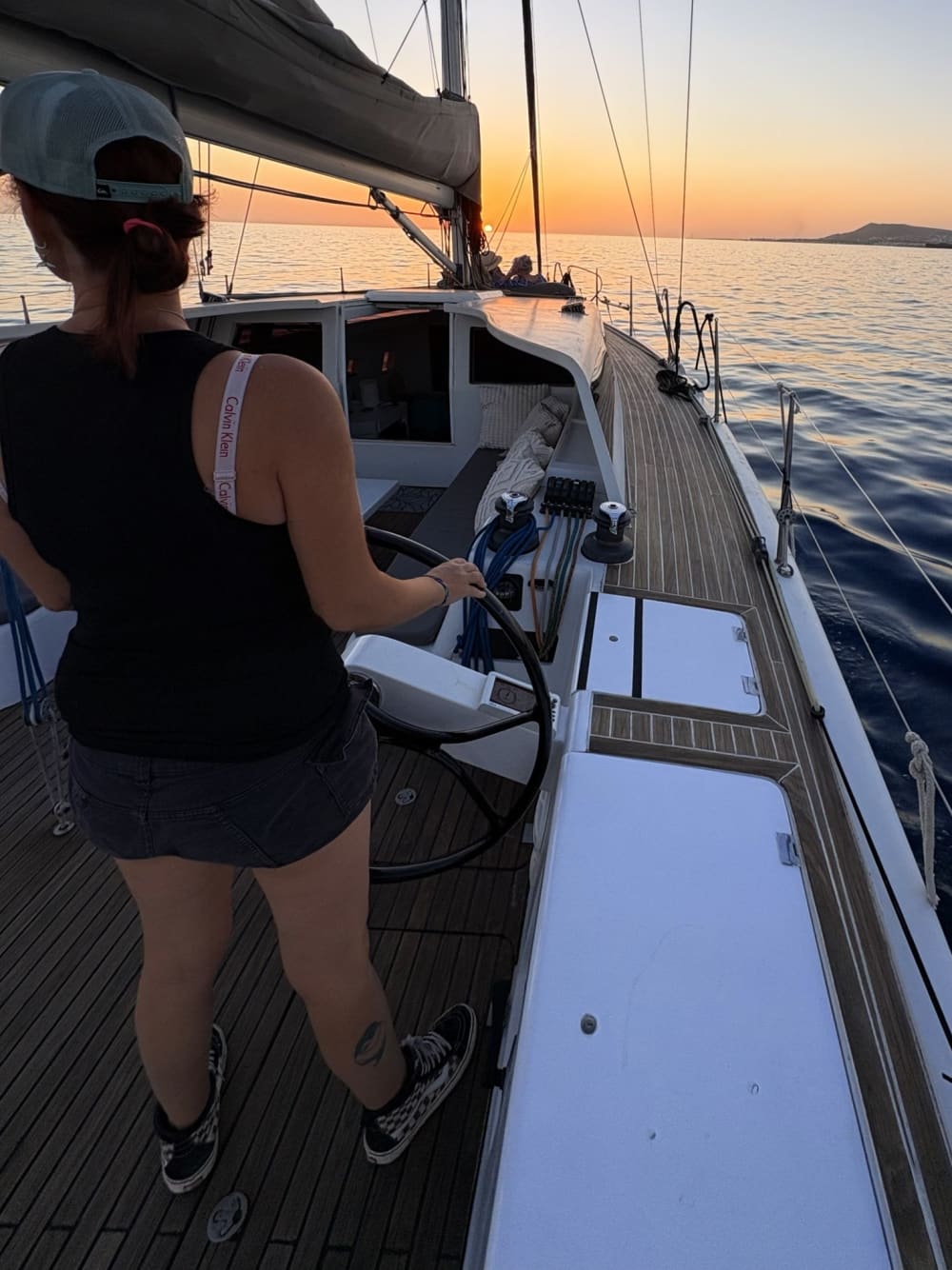 Disfruta de un día completo de navegación en Playa Blanca a bordo de un velero.