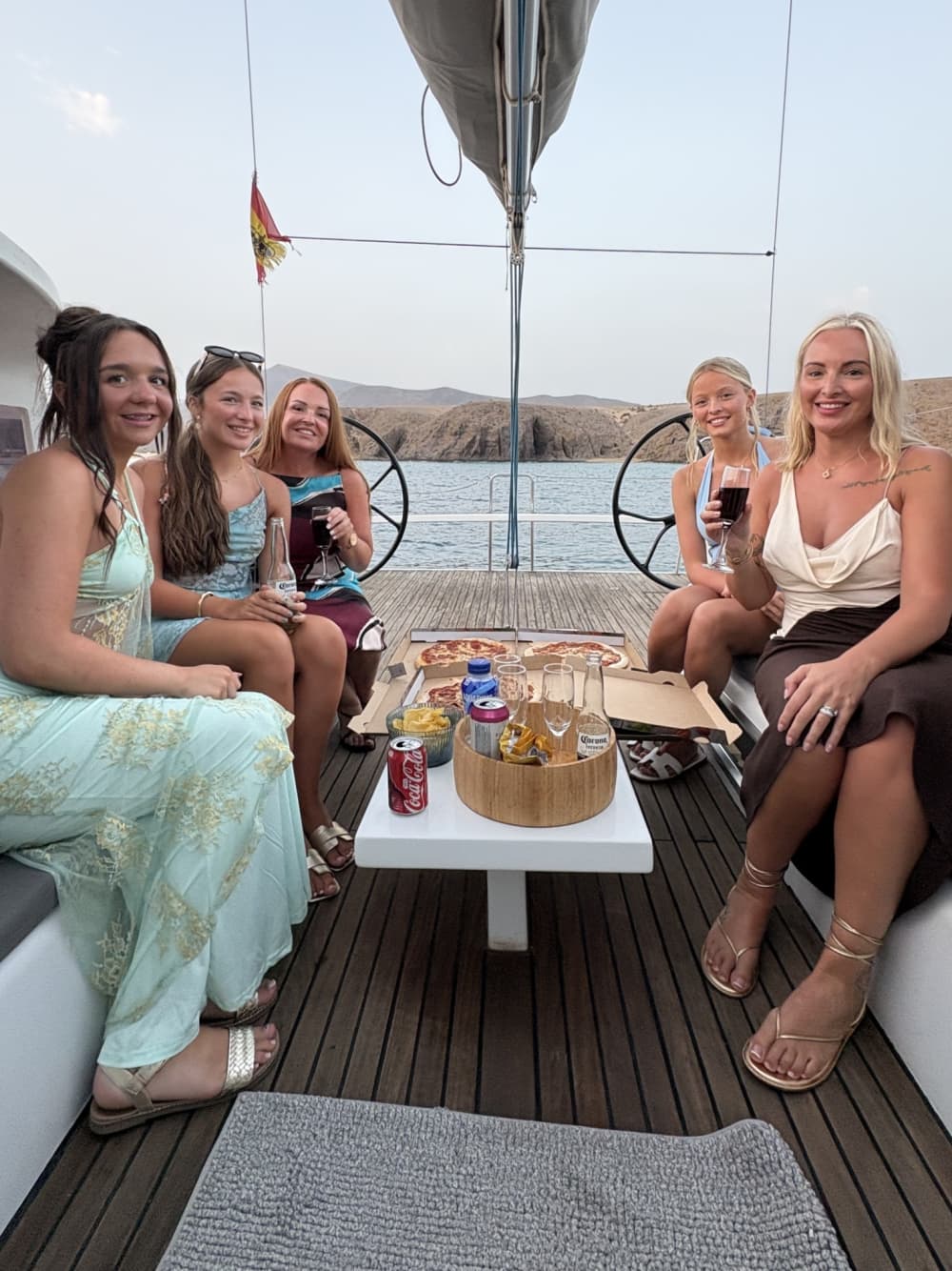 Disfruta de un día completo de navegación en Playa Blanca a bordo de un velero.