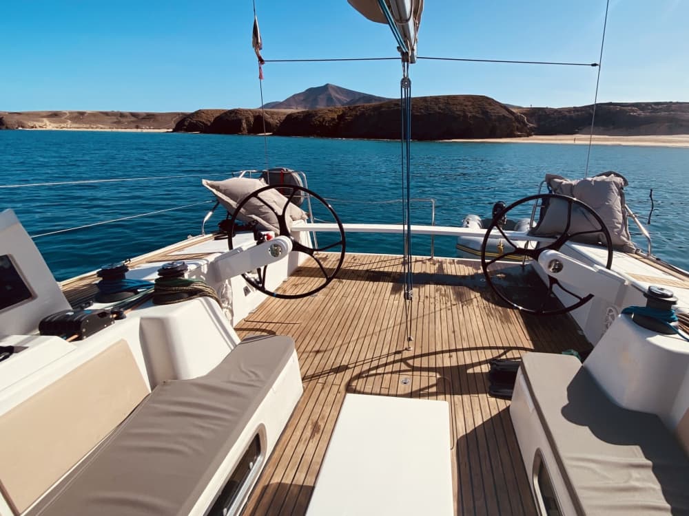 Disfruta de un día completo de navegación en Playa Blanca a bordo de un velero.