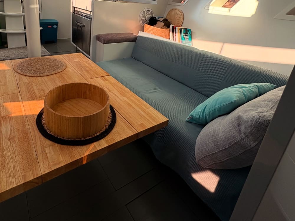 Disfruta de un día completo de navegación en Playa Blanca a bordo de un velero.