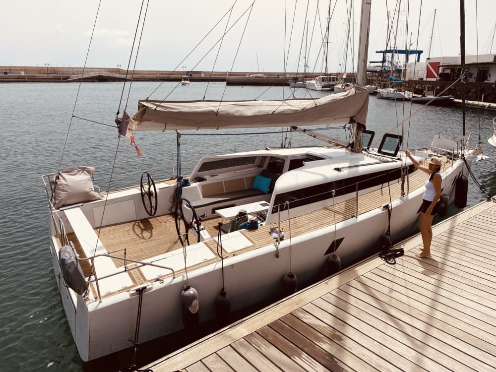 Disfruta de un día completo de navegación en Playa Blanca a bordo de un velero.