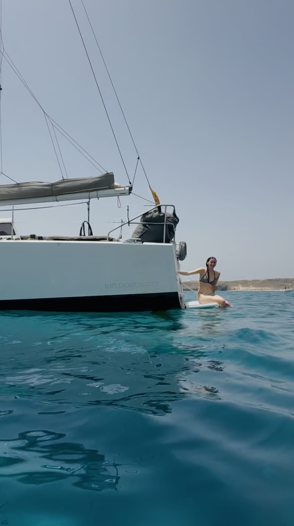 Disfruta de un día completo de navegación en Playa Blanca a bordo de un velero.