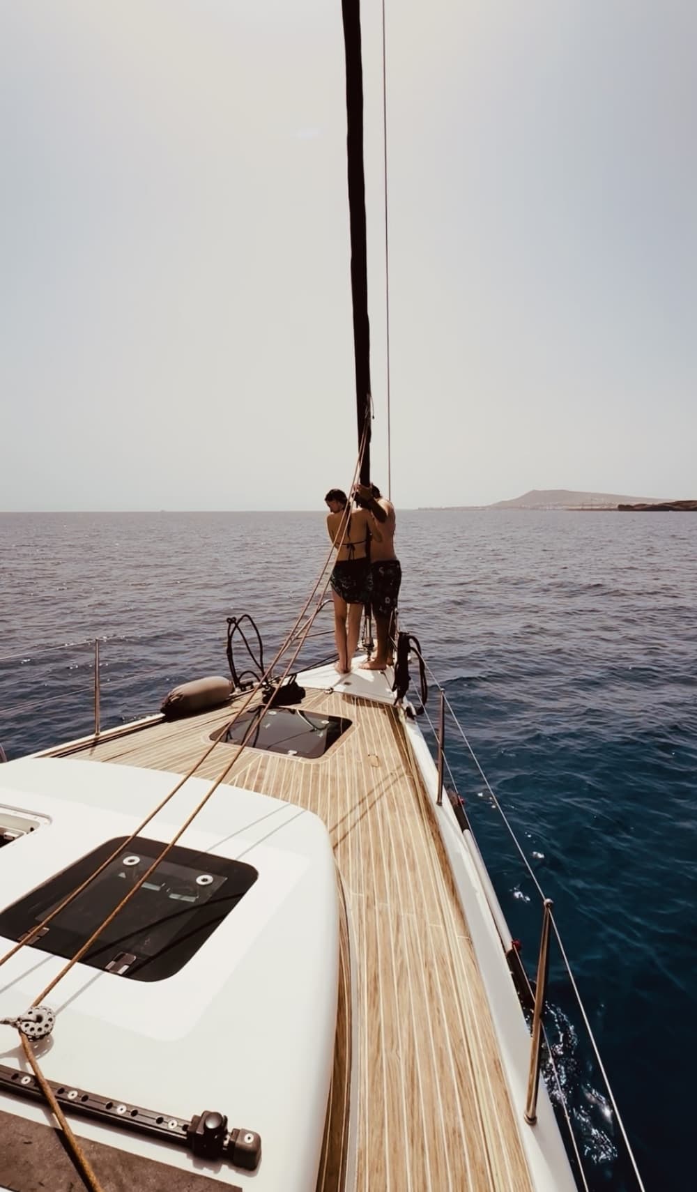 Disfruta de un día completo de navegación en Playa Blanca a bordo de un velero.