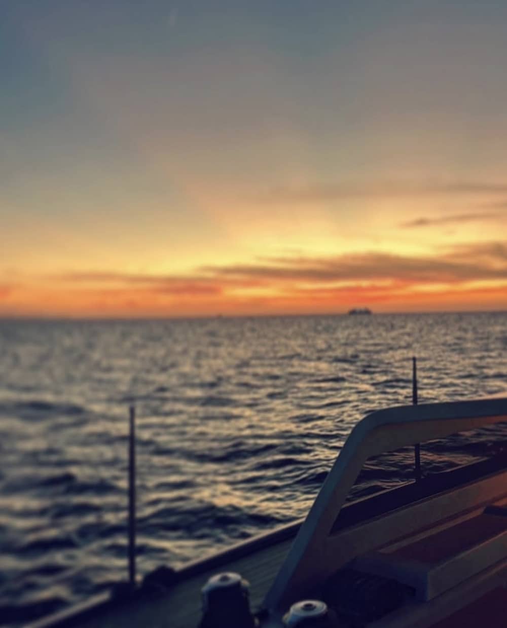 Disfruta de un día completo de navegación en Playa Blanca a bordo de un velero.