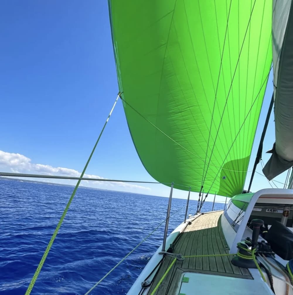 Disfruta de un día completo de navegación en Playa Blanca a bordo de un velero.