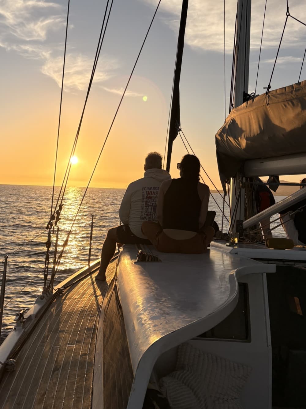 Disfruta de un día completo de navegación en Playa Blanca a bordo de un velero.