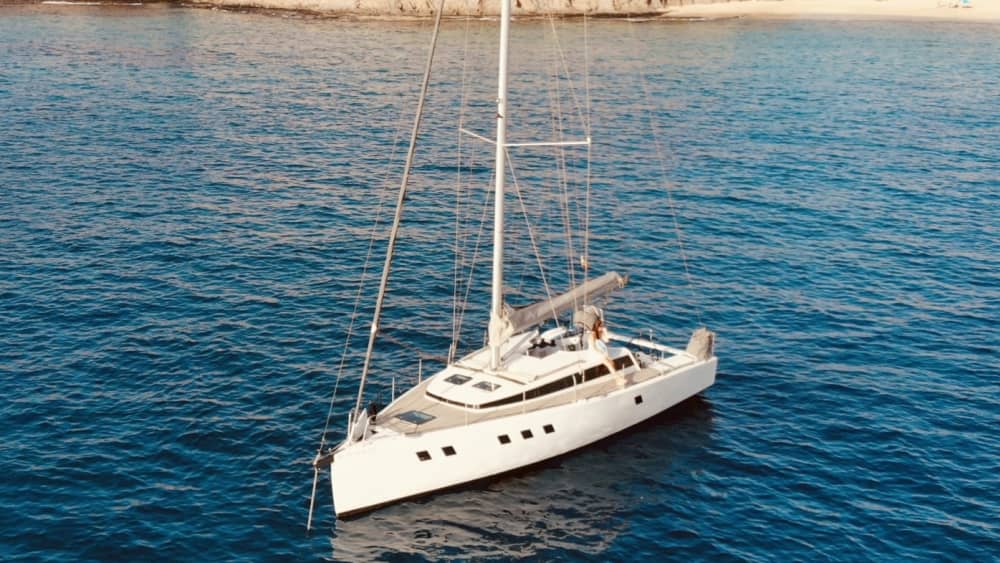 Disfruta de un día completo de navegación en Playa Blanca a bordo de un velero.
