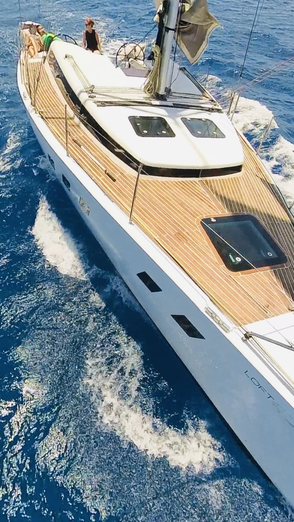 Disfruta de un día completo de navegación en Playa Blanca a bordo de un velero.