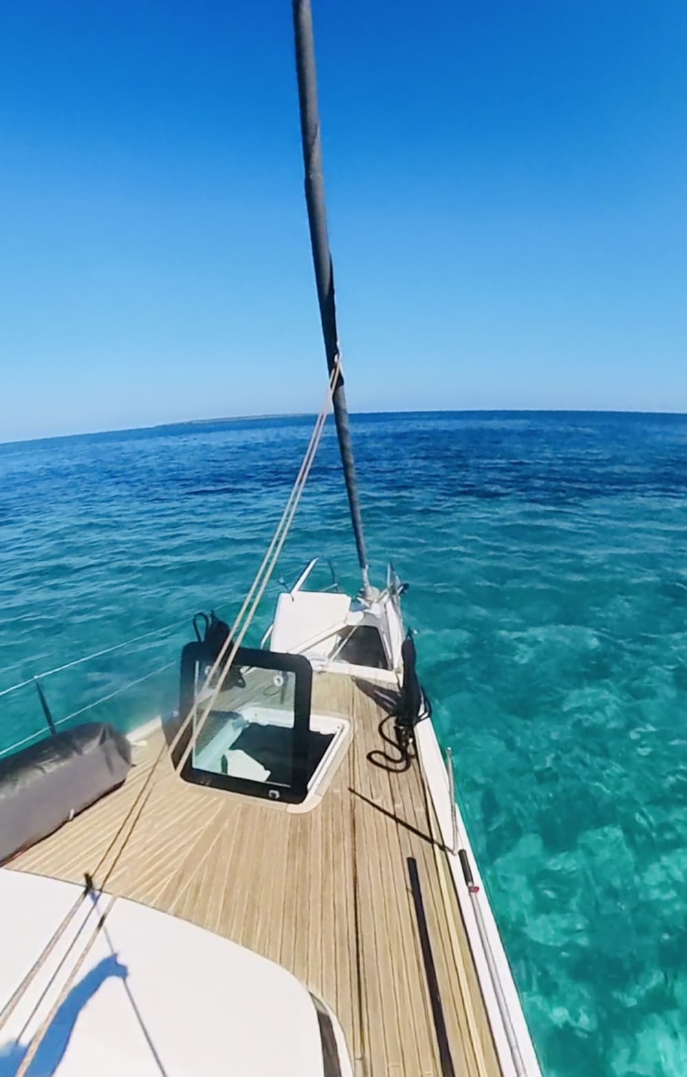 Disfruta de un día completo de navegación en Playa Blanca a bordo de un velero.