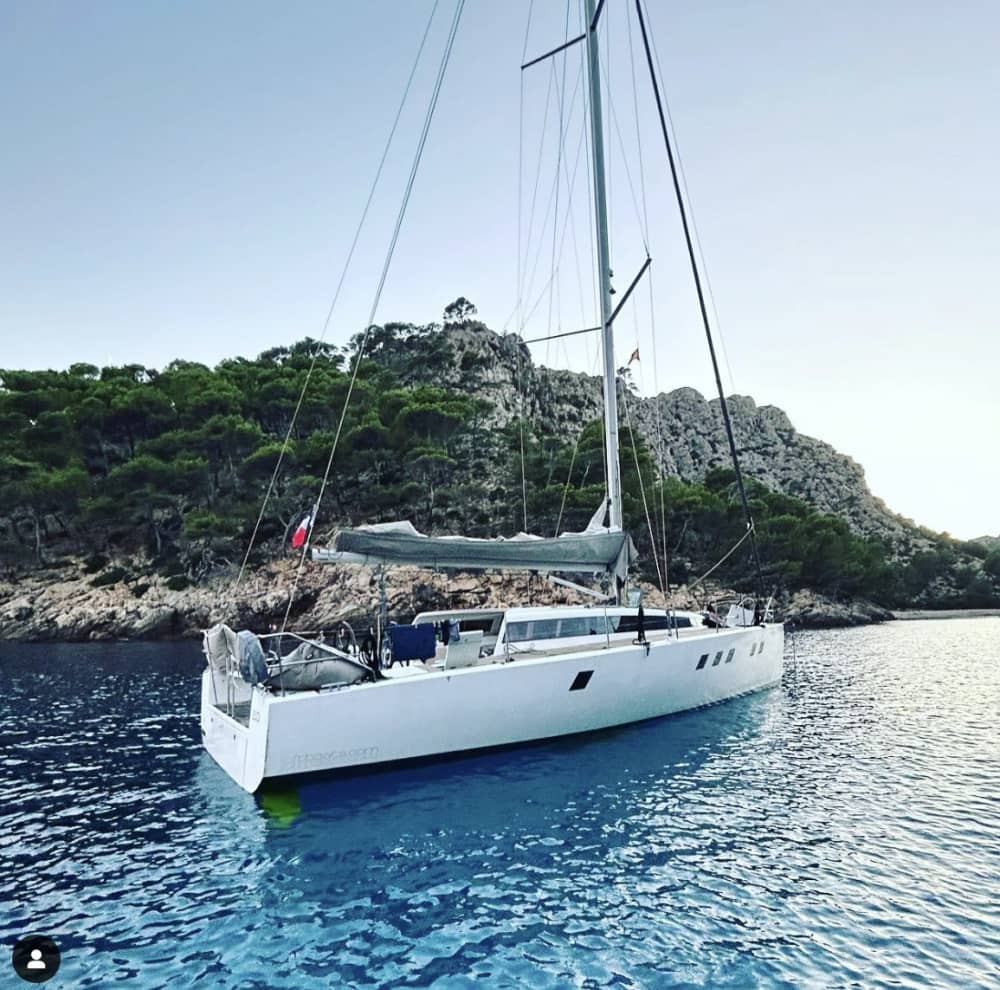 Disfruta de un día completo de navegación en Playa Blanca a bordo de un velero.