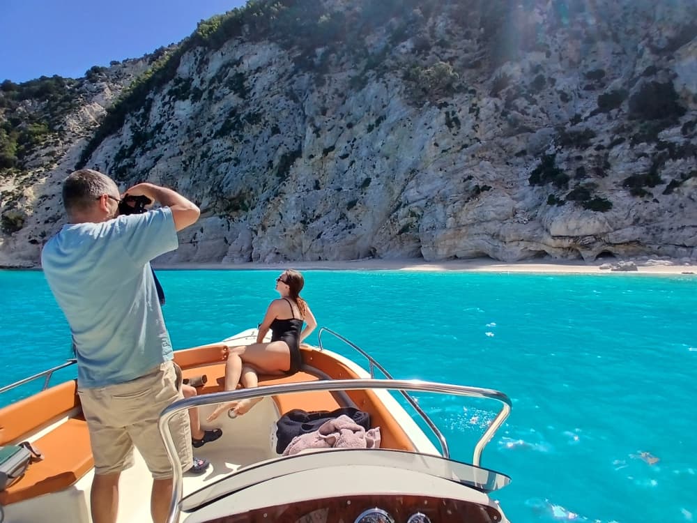Privé boottocht rond Zola op een motorboot.