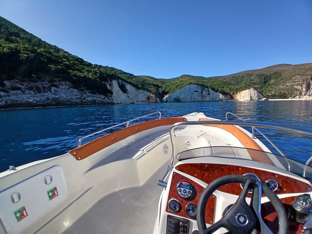 Privé boottocht rond Zola op een motorboot.