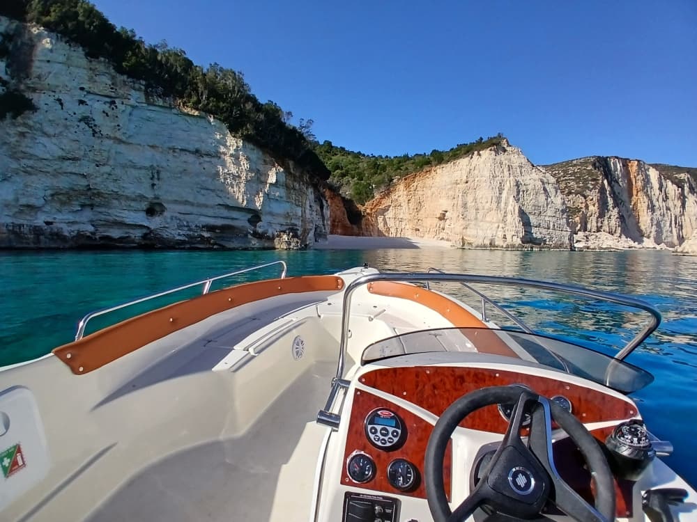 Privé boottocht rond Zola op een motorboot.