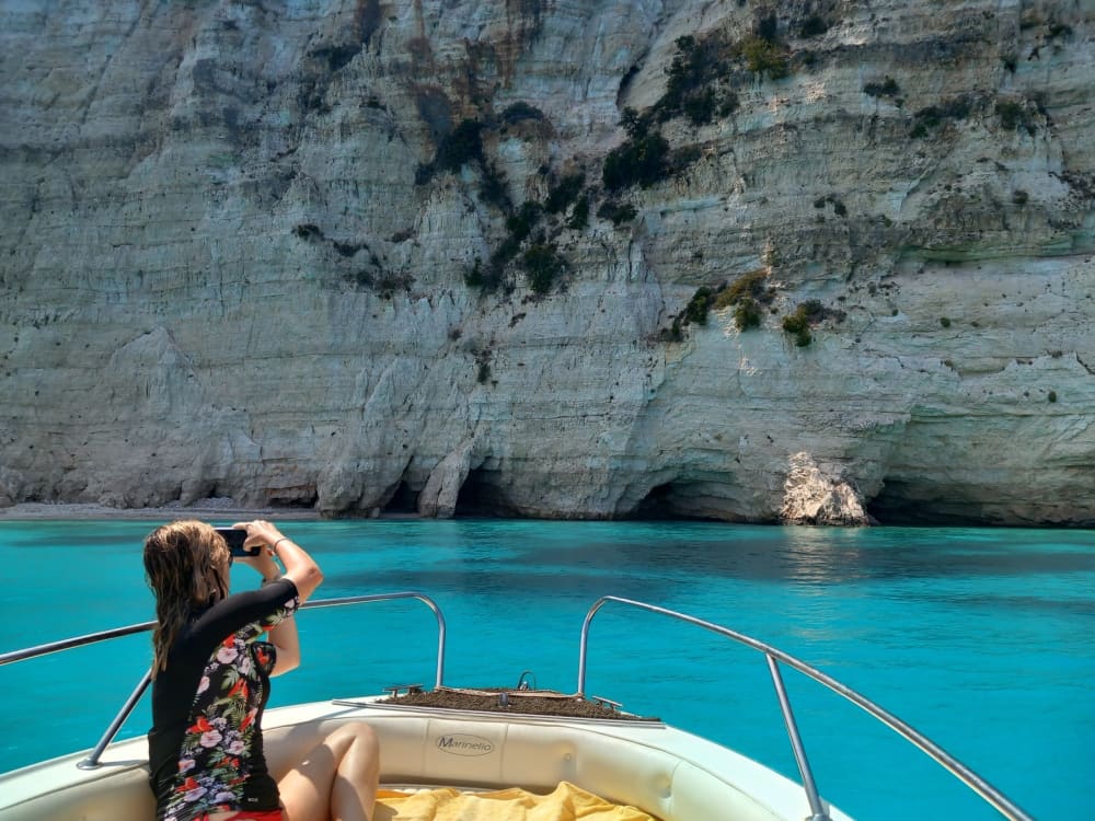 Privé boottocht rond Zola op een motorboot.