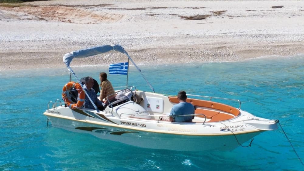 Privé boottocht rond Zola op een motorboot.