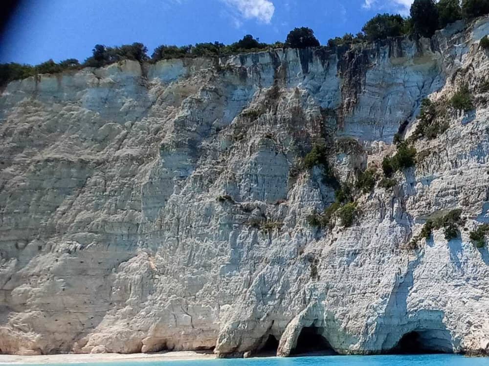 Privé boottocht rond Zola op een motorboot.