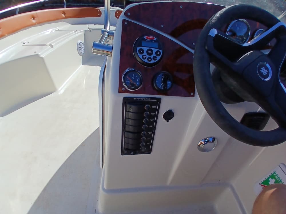 Privé boottocht rond Zola op een motorboot.