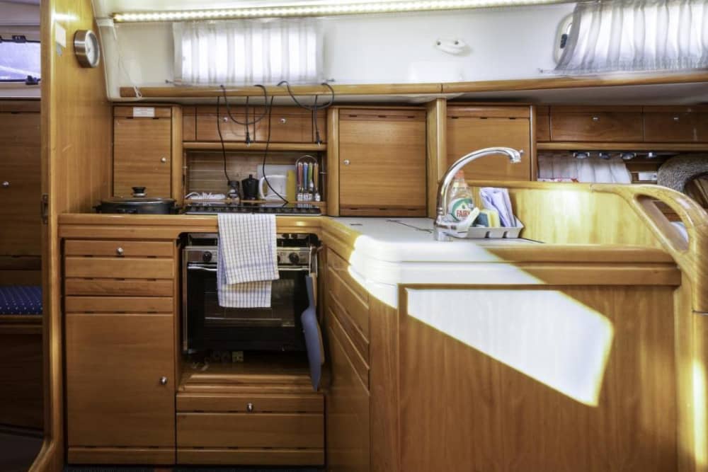 Scopri El Masnou con un'escursione in barca a vela di un'intera giornata.