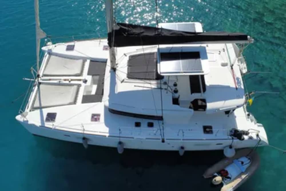 Location à la journée sur un Fantastic Lagoon 450 avec de nombreux équipements nautiques.