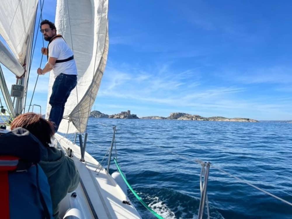 Profitez de chaque instant : une journée ensoleillée autour de Marseille en voilier