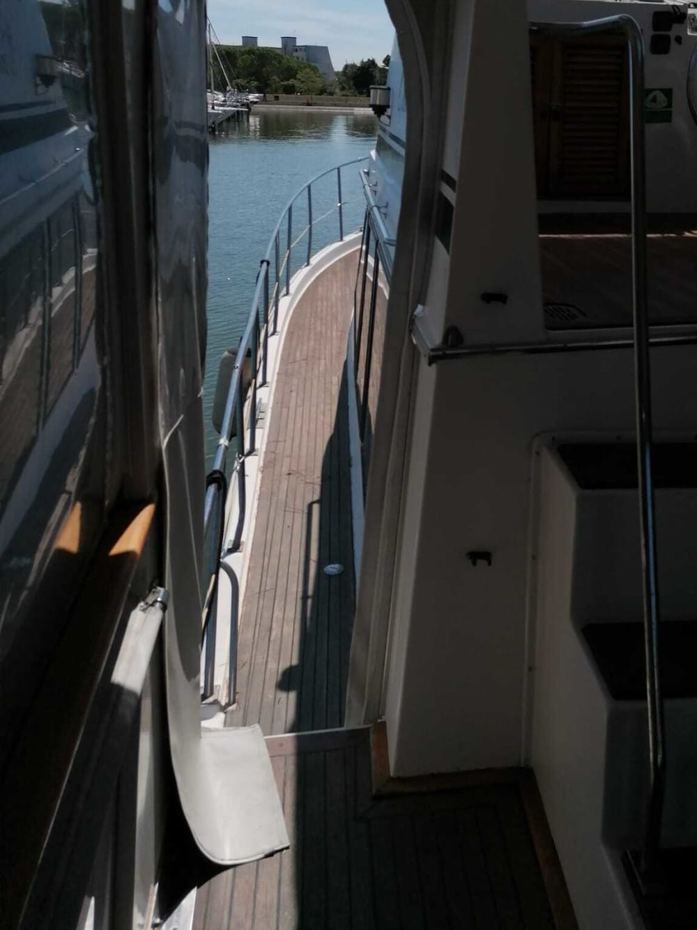 Genießen Sie eine 9-stündige Motorbootfahrt zur Erkundung von Neapel.