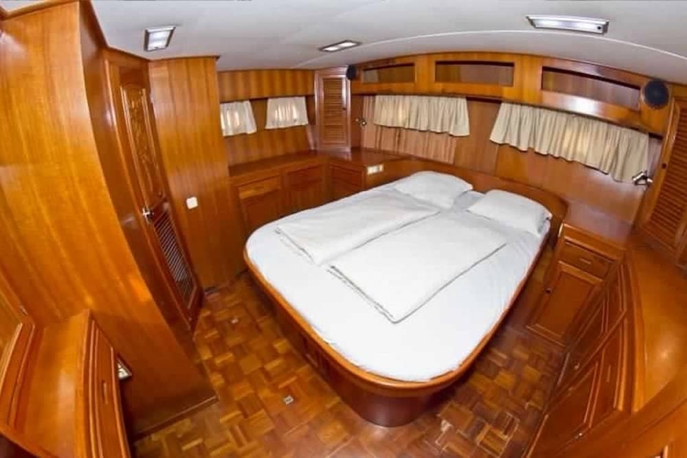 Genießen Sie eine 9-stündige Motorbootfahrt zur Erkundung von Neapel.