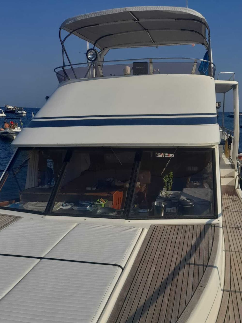 Genießen Sie eine 9-stündige Motorbootfahrt zur Erkundung von Neapel.