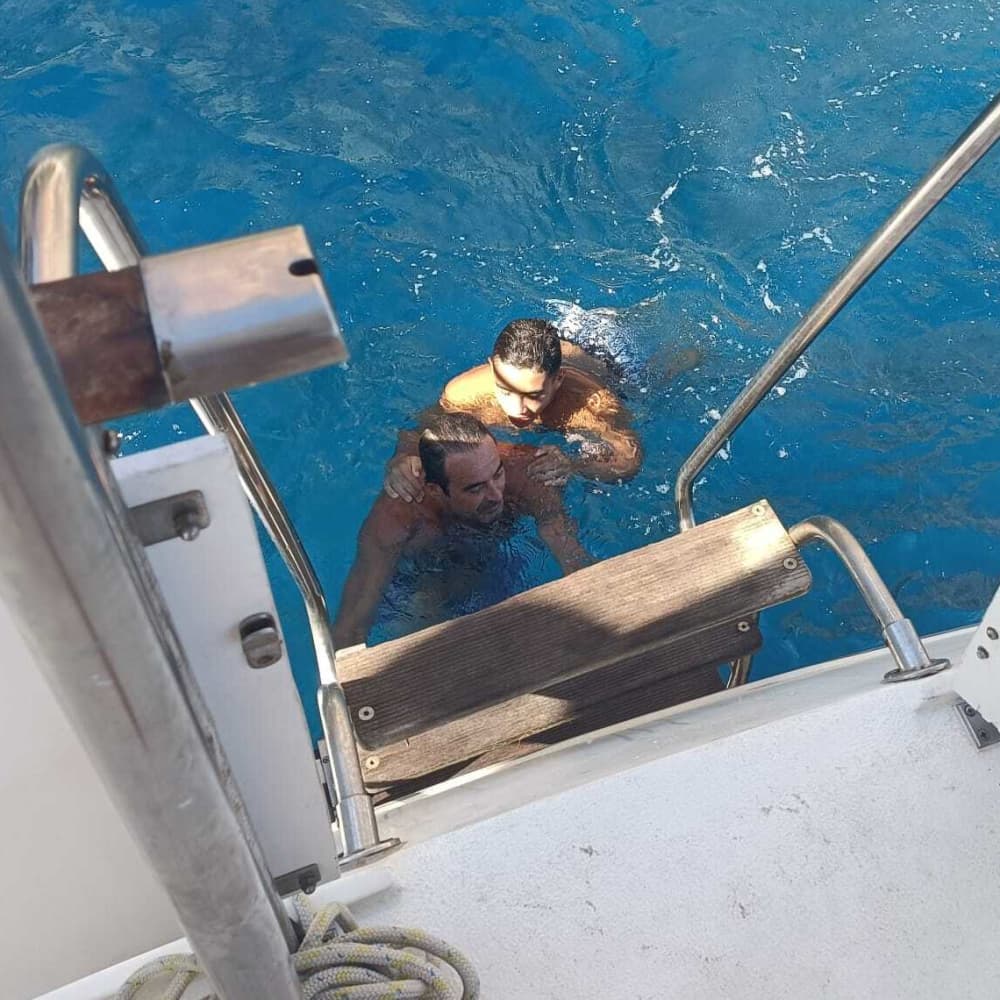 Genießen Sie eine 9-stündige Motorbootfahrt zur Erkundung von Neapel.