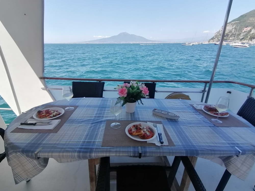 Genießen Sie eine 9-stündige Motorbootfahrt zur Erkundung von Neapel.