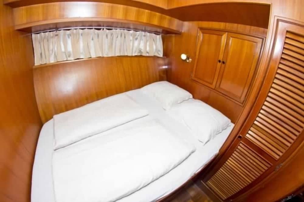 Genießen Sie eine 9-stündige Motorbootfahrt zur Erkundung von Neapel.