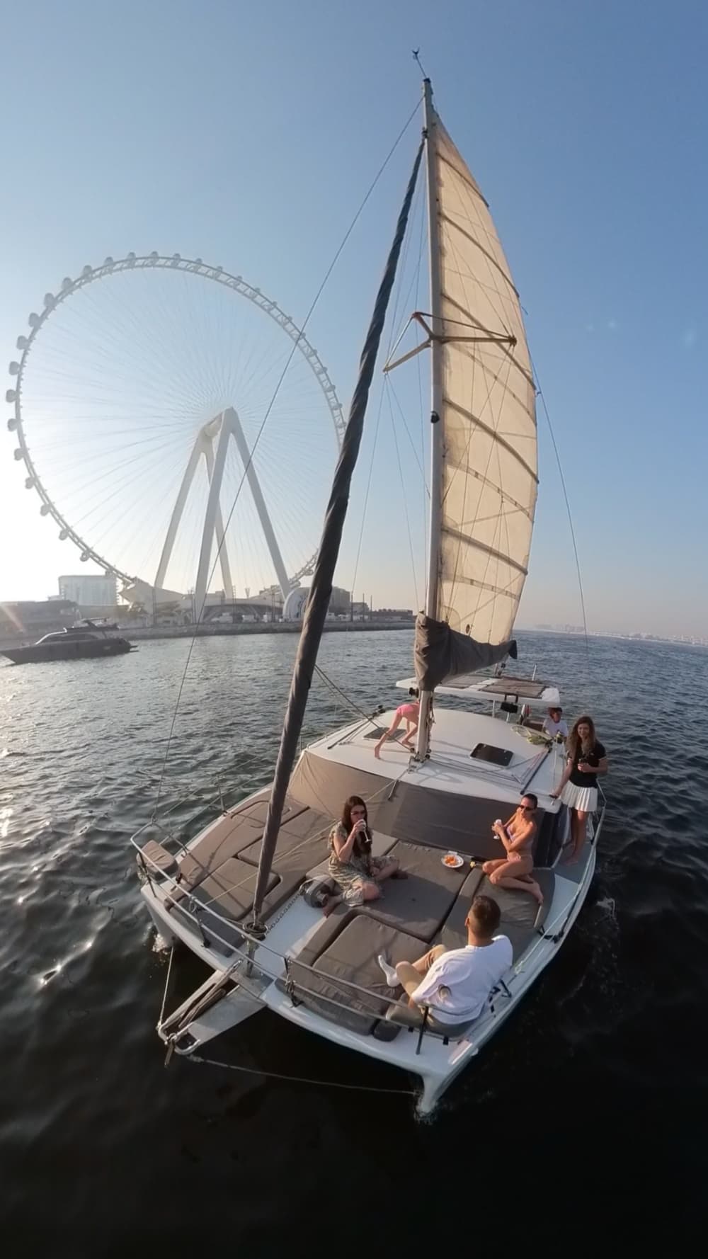 Relax in Dubai: 9h of sun on a sailboat