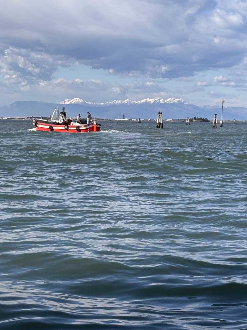 O melhor de Veneza está no mar: um dia inteiro de risadas a bordo deste Amadi Topa.