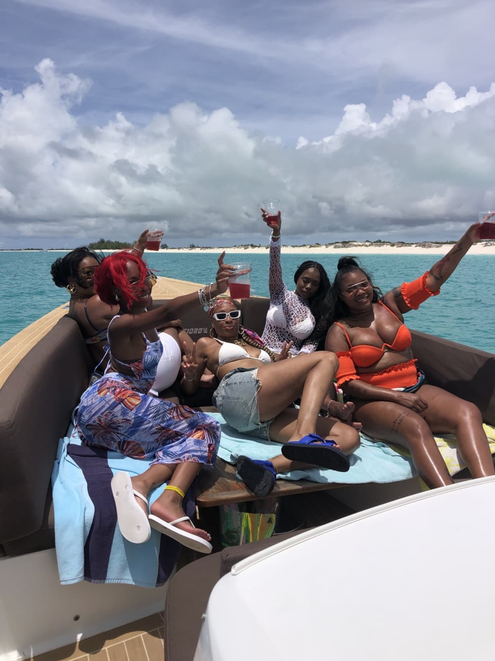 Scopri le coste di Providenciales: un'escursione di un'intera giornata a bordo di un motoscafo.