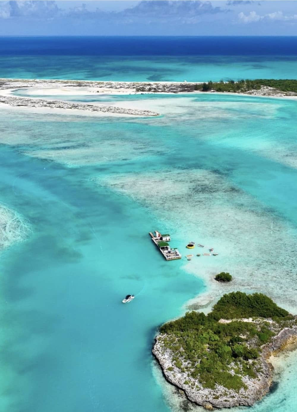 Descubra as margens de Providenciales: um passeio de um dia inteiro a bordo de uma lancha.