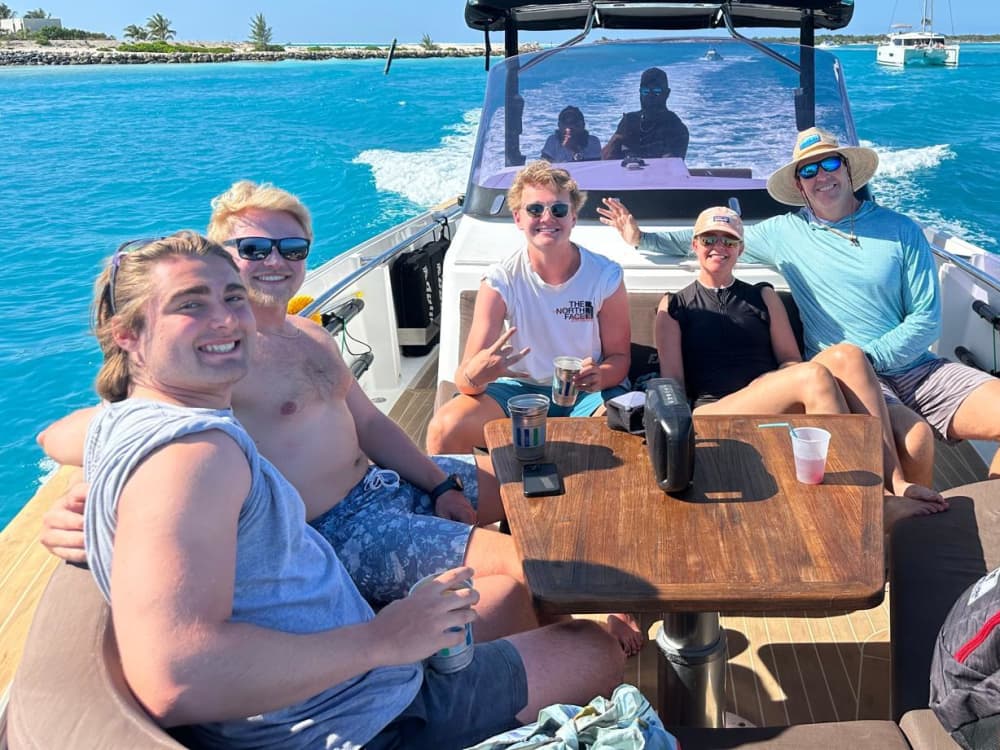 Scopri le coste di Providenciales: un'escursione di un'intera giornata a bordo di un motoscafo.