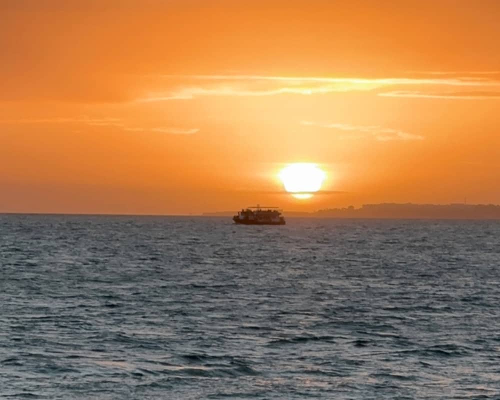 Lisbonne : Croisière privée de luxe de 2 heures au coucher du soleil avec boisson de bienvenue